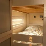 Hausboot Seetje Stralsund, Mit Dachterrasse بوتيل