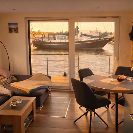 Hausboot Seetje Stralsund, Mit Dachterrasse Πλωτό κατάλυμα