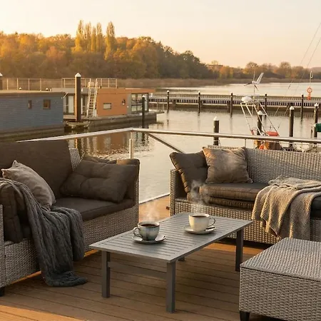 Hausboot Seetje Stralsund, Mit Dachterrasse Πλωτό κατάλυμα *